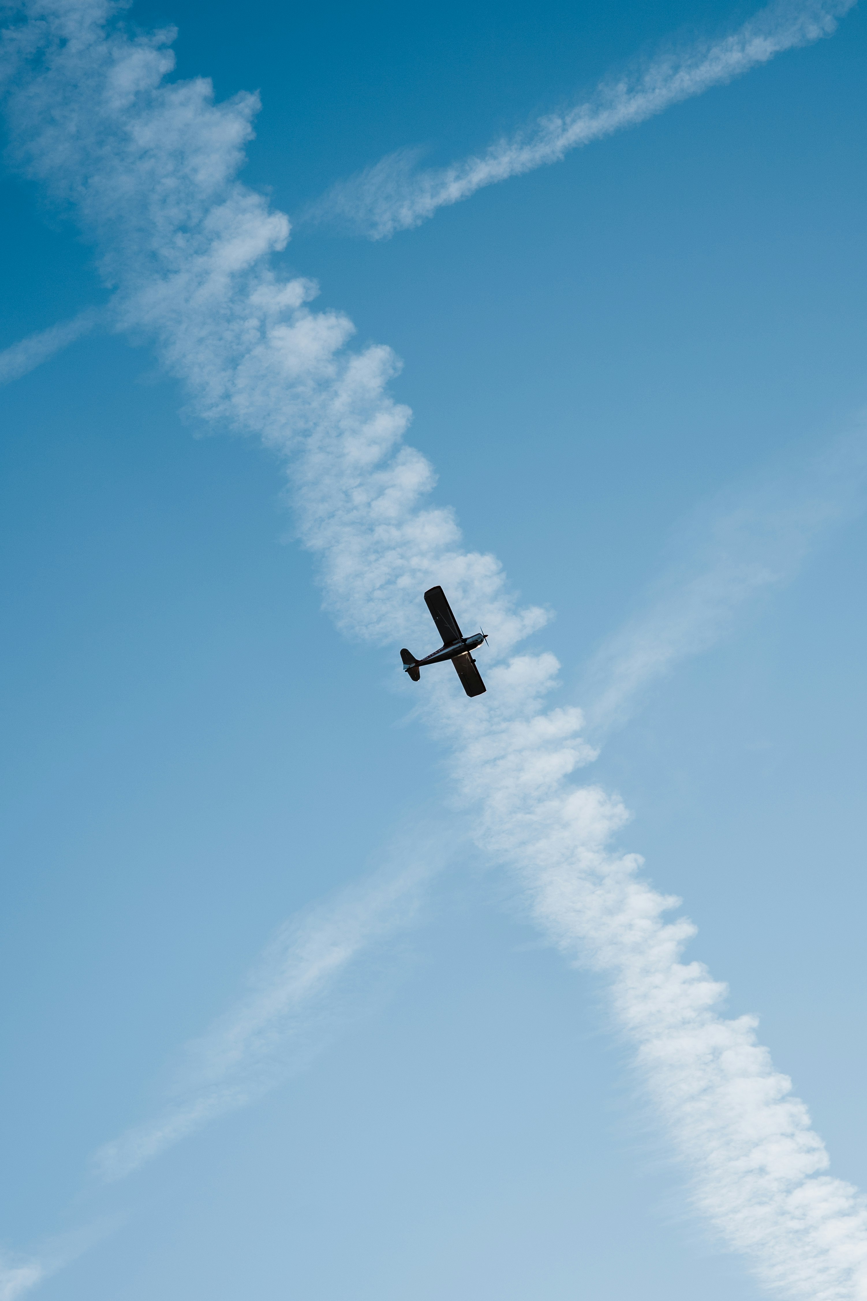 airplane flying in the sky during daytime